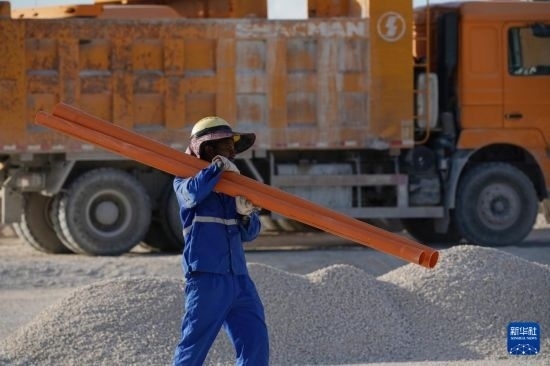 1月18日，工作人員在瑙魯艾沃港碼頭升級(jí)改造項(xiàng)目工地工作。新華社記者 王申 攝