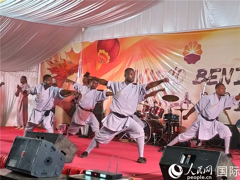 貝寧中國文化中心武術隊在進行表演。人民網記者 黃培昭攝