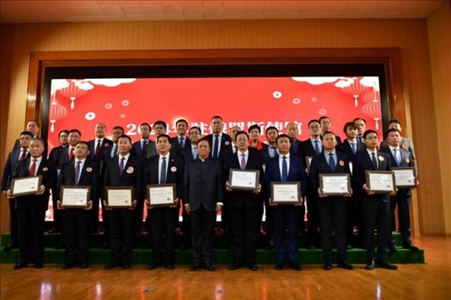 張漢暉為獲獎(jiǎng)單位和個(gè)人頒發(fā)獎(jiǎng)狀。駐俄羅斯使館供圖