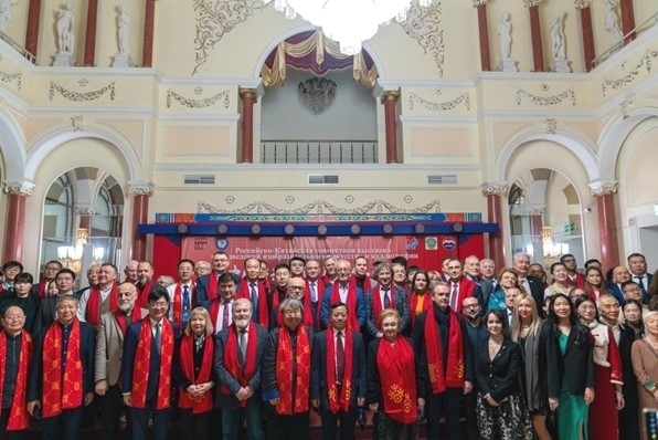 中俄書法美術(shù)作品聯(lián)展與會(huì)來賓共同合影留念。駐俄羅斯使館供圖