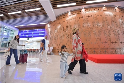 1月24日，在印度尼西亞雅加達哈利姆站，乘客在候車大廳內行走。新華社記者 徐欽 攝