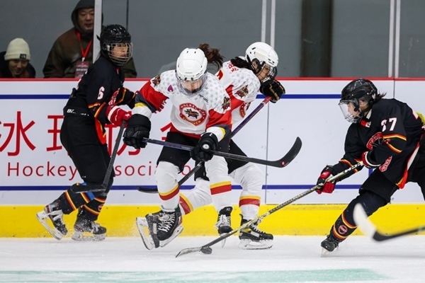 雙方球員爭(zhēng)搶。中國(guó)冰球協(xié)會(huì)供圖