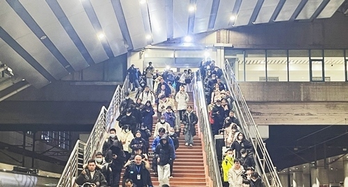 2024年鐵路春運(yùn)今日啟動(dòng)，旅客進(jìn)入站臺(tái)準(zhǔn)備乘車。人民網(wǎng)記者 喬雪峰攝