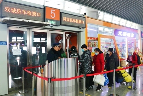 哈西公路客運(yùn)站內(nèi)旅客檢票排隊(duì)上車。黑龍江省交通運(yùn)輸廳供圖