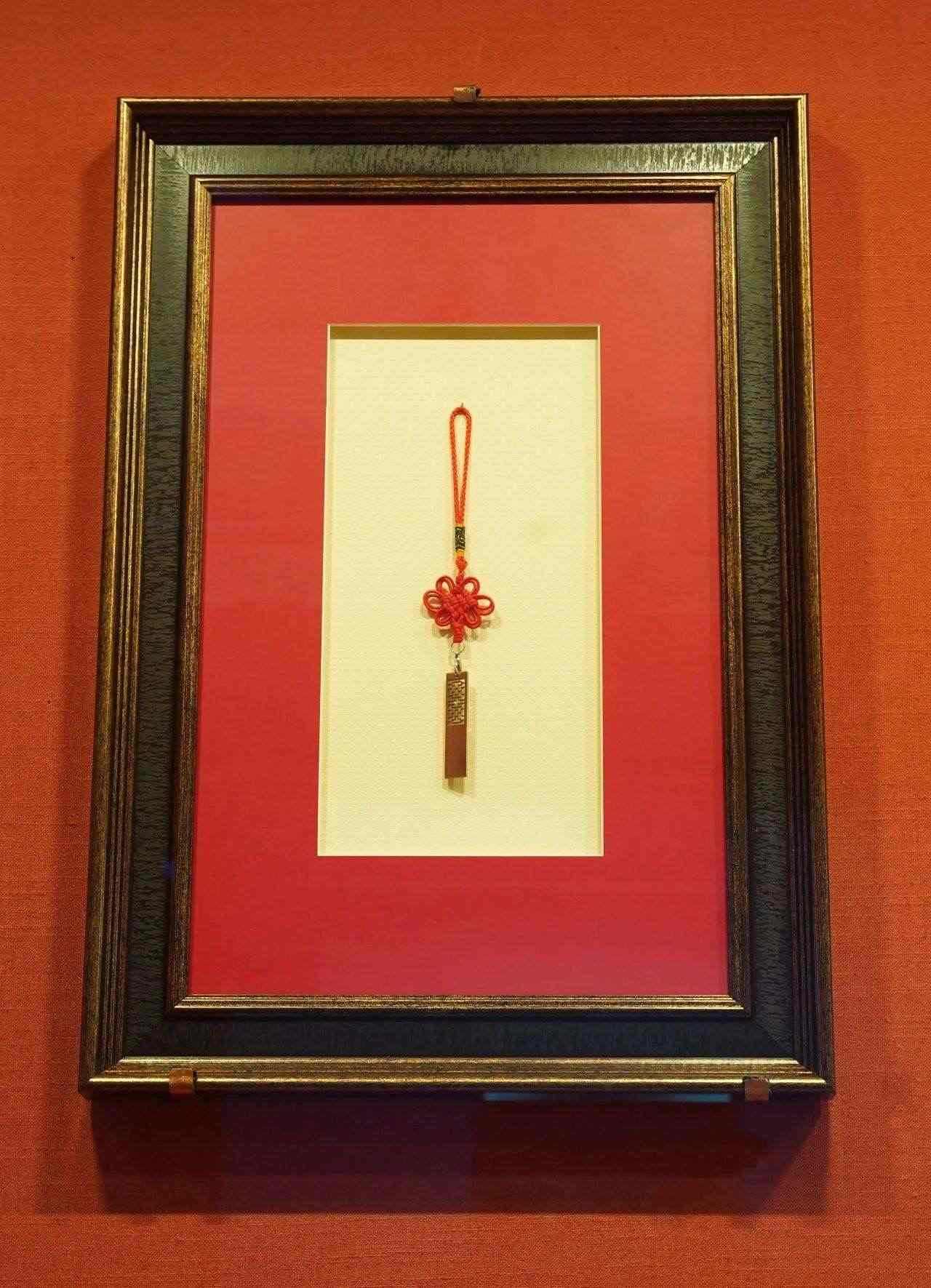 2017年5月，時(shí)任肯尼亞總統(tǒng)烏胡魯·肯雅塔贈(zèng)送習(xí)近平主席的蒙內(nèi)鐵路紀(jì)念U盤。