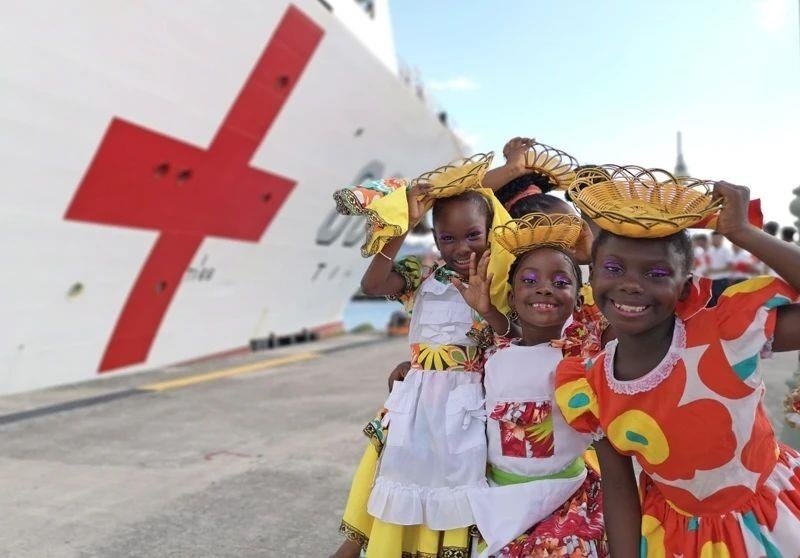 2018年10月，在安提瓜和巴布達(dá)首都圣約翰，當(dāng)?shù)匦∨笥焉泶﹤鹘y(tǒng)服裝歡迎中國海軍“和平方舟”醫(yī)院船首次到訪。