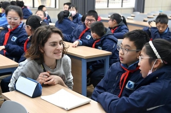  2023年12月18日，在西安新城區(qū)后宰門(mén)小學(xué)進(jìn)行的中法校園文化周法語(yǔ)語(yǔ)言沙龍上，西安法語(yǔ)聯(lián)盟的老師與學(xué)生進(jìn)行互動(dòng)。新華社記者 劉瀟 攝