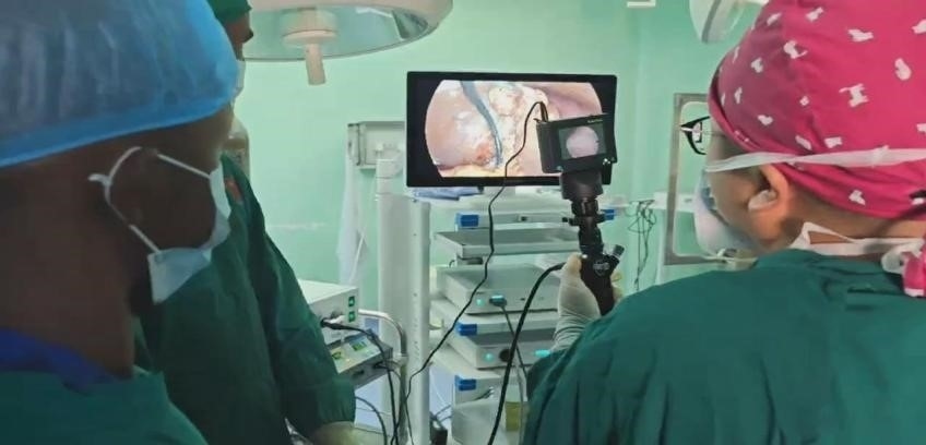 吳巍醫(yī)生（右一）在開展雙鏡聯(lián)合手術。中國援桑醫(yī)療隊供圖