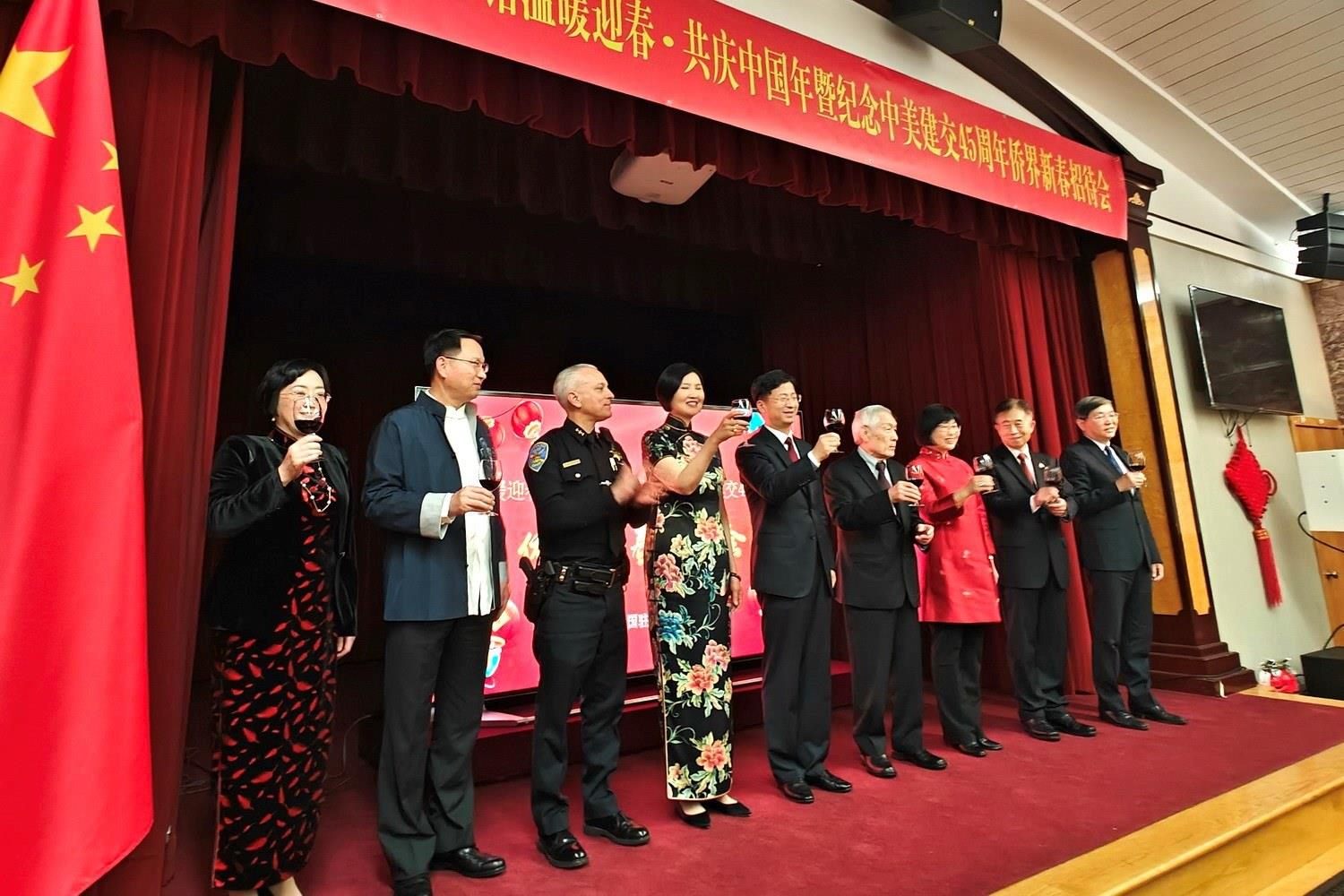 僑胞代表與駐舊金山總領(lǐng)館官員合影。主辦方供圖