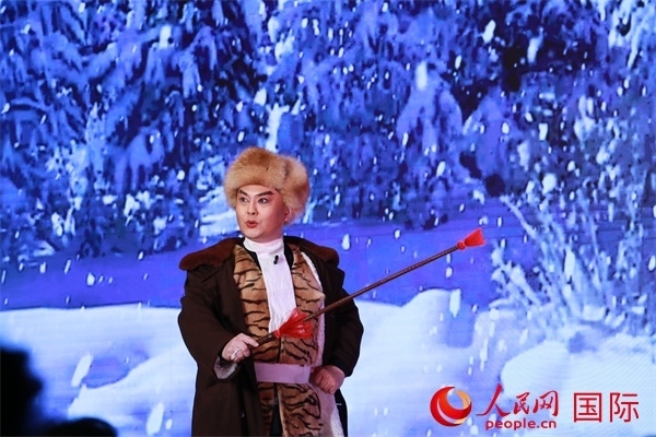 現(xiàn)代京劇《智取威虎山》選段《打虎上山》。人民網(wǎng) 許可攝