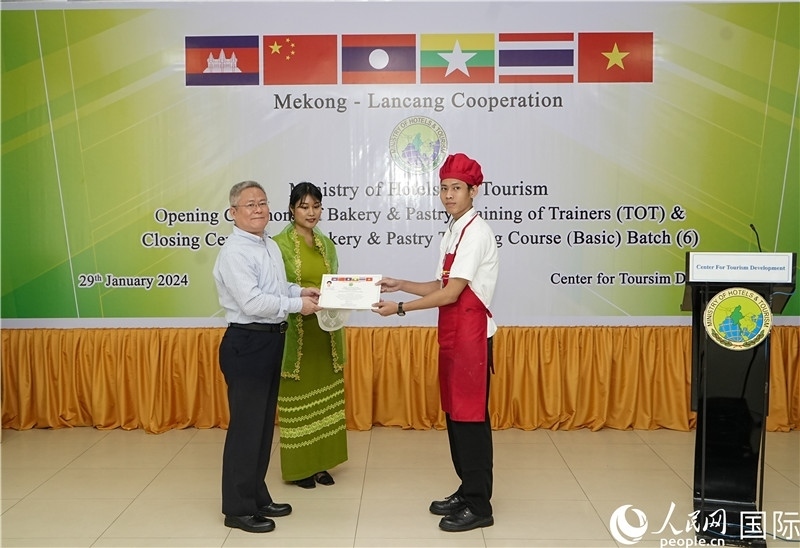 潘峰參贊向學員頒發(fā)證書。人民網記者 謝佳君攝