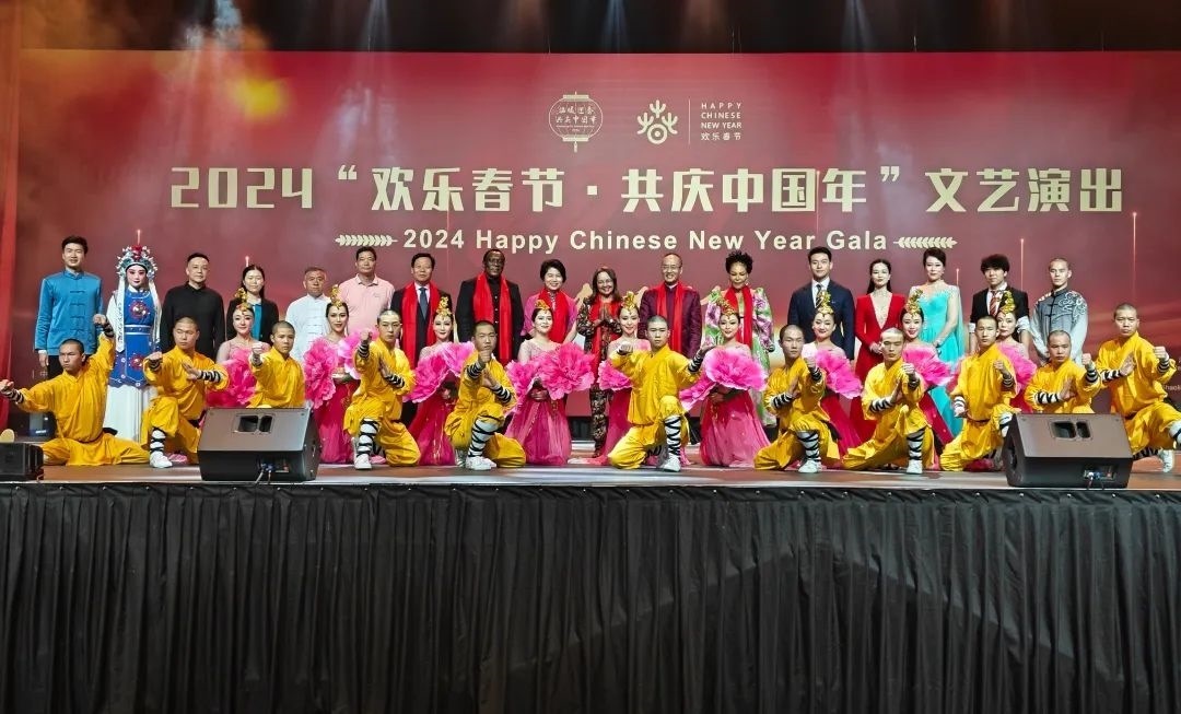 全體嘉賓和演員合影。中國駐南非大使館供圖