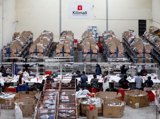 2023年11月11日，在肯尼亞姆洛隆戈，Kilimall員工在倉庫內(nèi)工作。新華社記者 李亞輝 攝