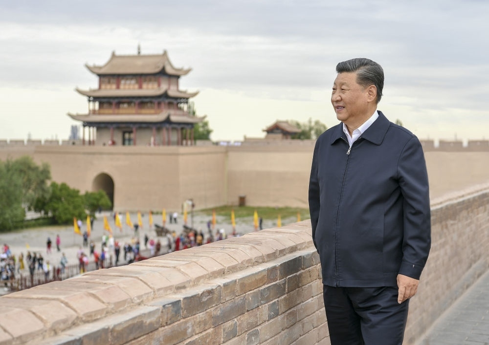 2019年8月20日上午，習(xí)近平來(lái)到嘉峪關(guān)關(guān)城，登上城樓察看關(guān)城整體面貌，聽(tīng)取河西走廊長(zhǎng)城、關(guān)隘歷史文化情況介紹。新華社記者 謝環(huán)馳 攝