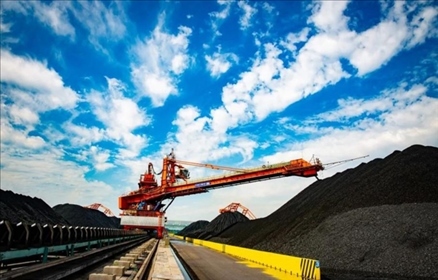 國家能源集團黃驊港煤堆場堆料機正在作業(yè)。受訪者供圖