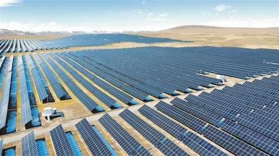 西藏華電色尼區(qū)12萬千瓦光伏發(fā)電項目電力保供項目航拍。趙書彬攝