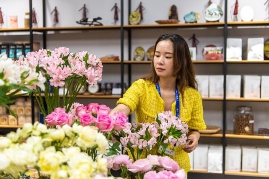 2023年7月1日，在位于湖南省長(zhǎng)沙市的湖南高橋大市場(chǎng)，中非經(jīng)貿(mào)博覽會(huì)常設(shè)展館展區(qū)肯尼亞館工作人員在整理產(chǎn)自非洲的鮮花。新華社記者 陳思汗 攝