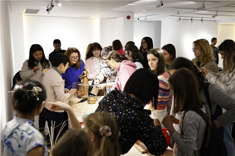 羅馬尼亞觀眾體驗(yàn)安溪竹藤編技藝。 布加勒斯特中國文化中心供圖