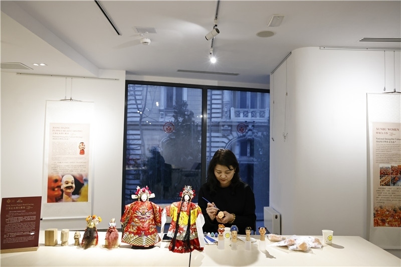 中國泉州的非遺大師制作江加走木偶頭雕刻。 布加勒斯特中國文化中心供圖_副本