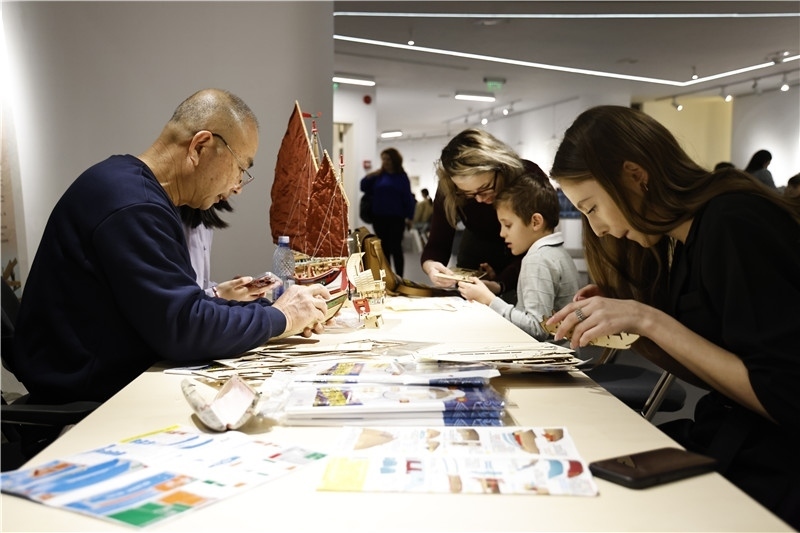 中國泉州非遺大師現(xiàn)場指導(dǎo)制作水密隔艙福船制造技藝。 布加勒斯特中國文化中心供圖