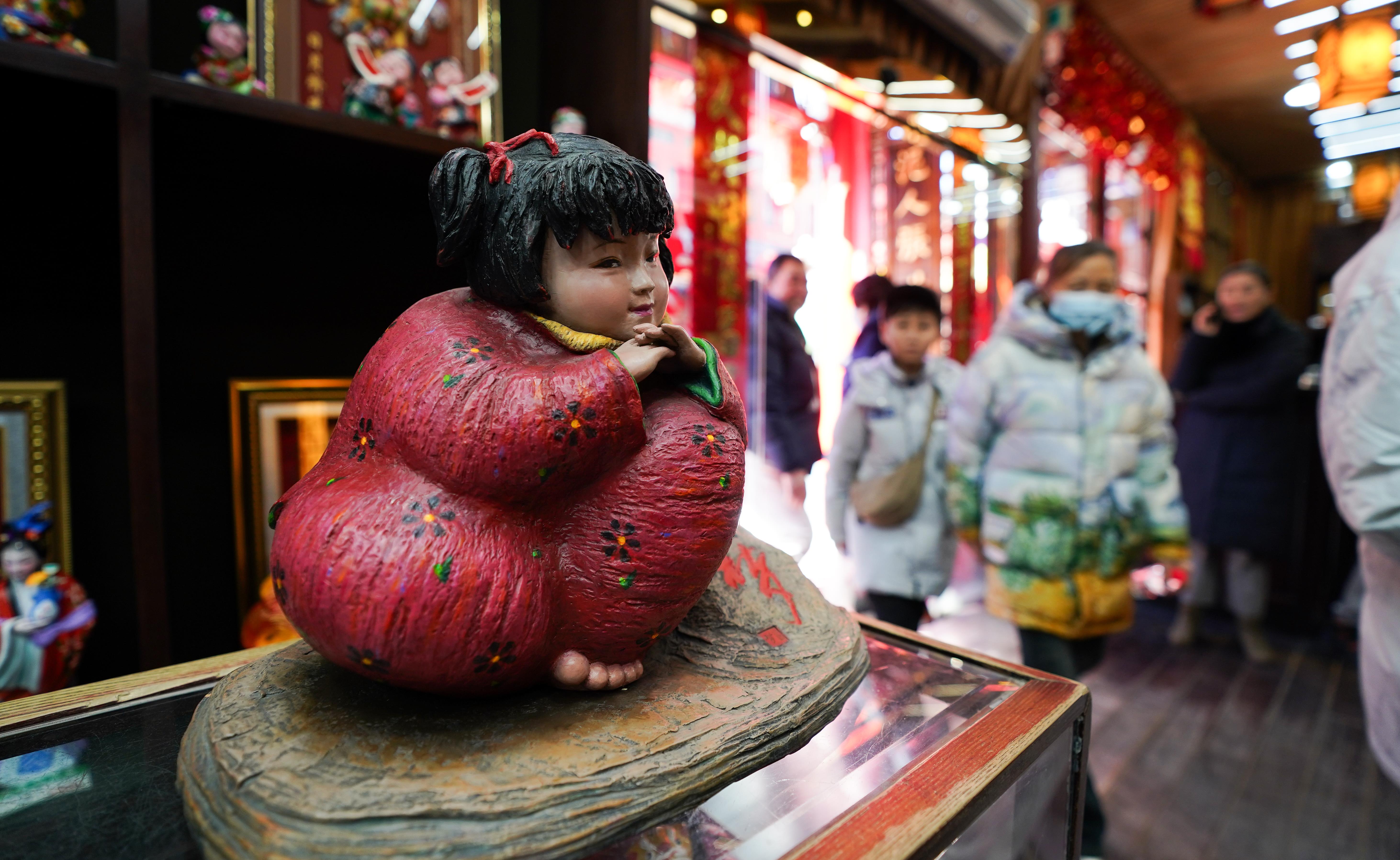 △泥人張彩塑是天津的傳統(tǒng)民間手工藝品，為天津市首批國家級非物質文化遺產。（總臺國廣記者李晉拍攝）