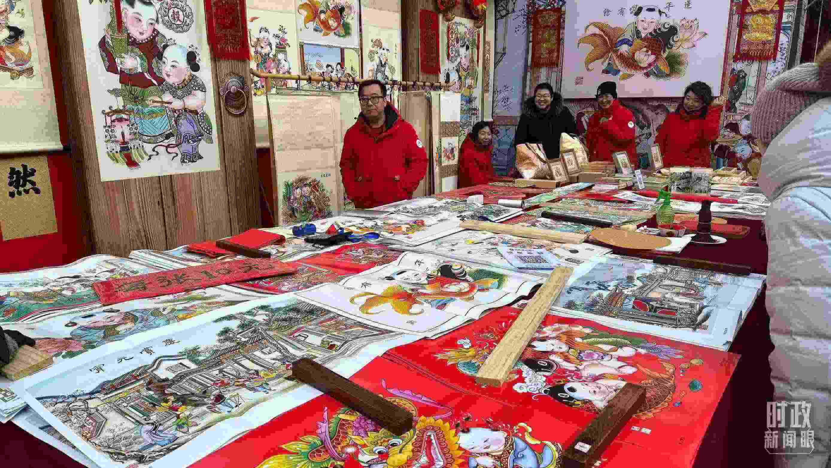 △市民們正在天津古文化街選購年畫。（總臺(tái)央視記者黎兵拍攝）