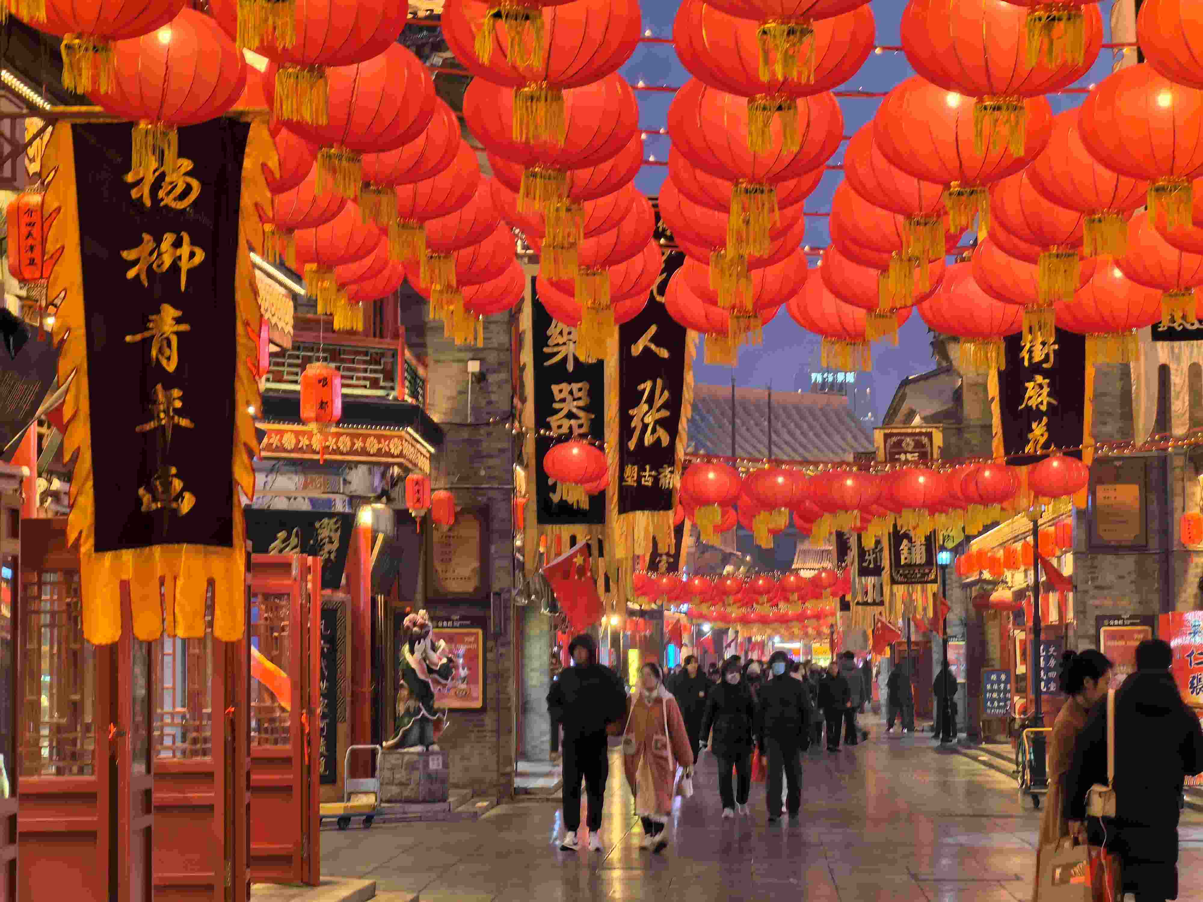 △春節(jié)臨近，古文化街上年味兒漸濃。（總臺央廣記者潘毅拍攝）