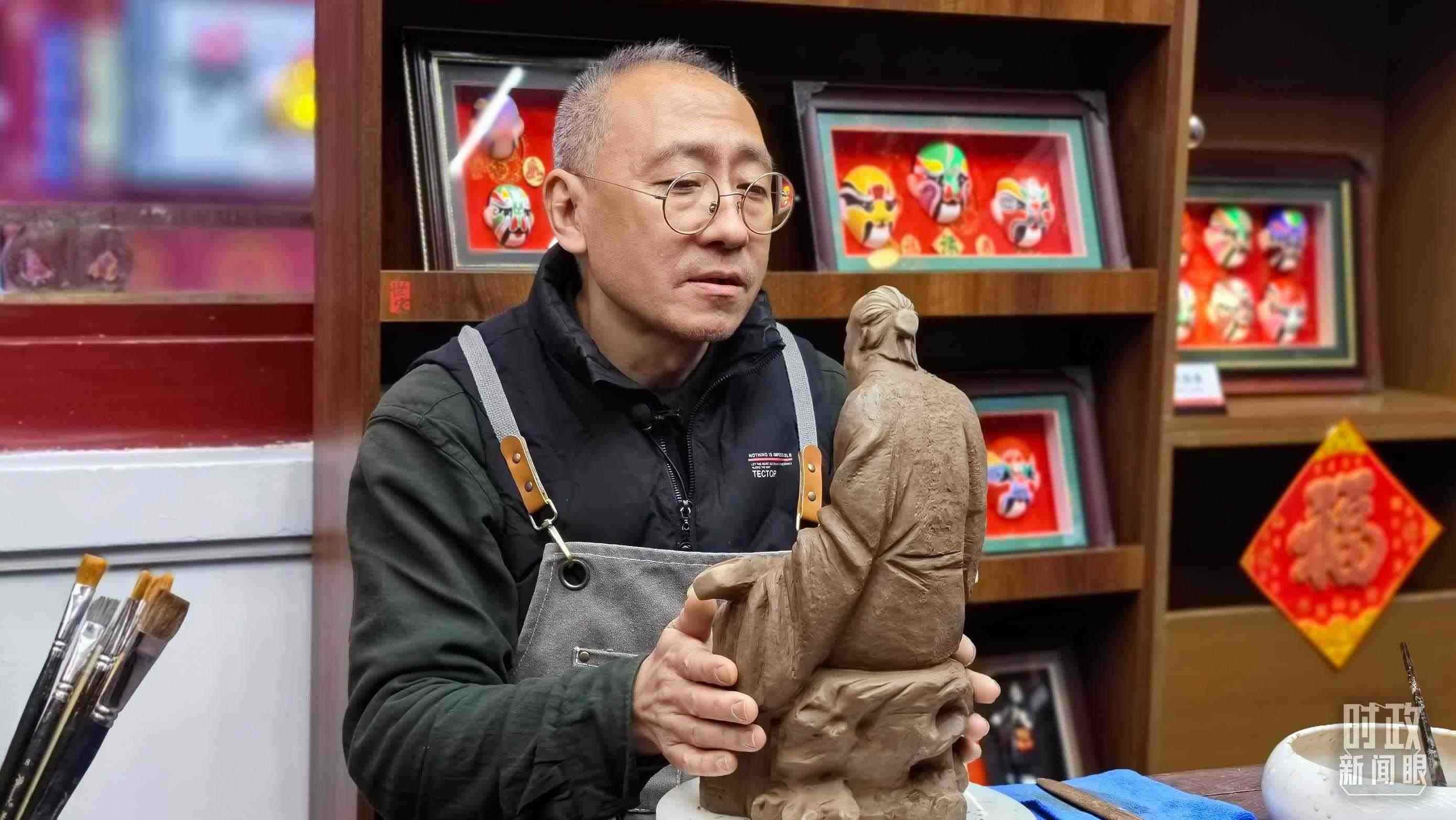 △“泥人張”的匠人正在雕塑。（總臺(tái)央視記者潘毅拍攝）
