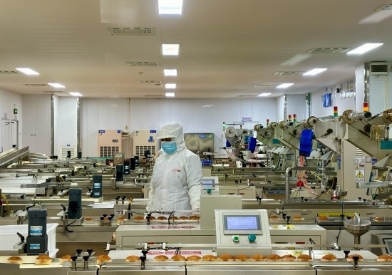 盼盼5G智慧工廠生產(chǎn)線正在進(jìn)行產(chǎn)品質(zhì)檢。人民網(wǎng)記者 金慧慧攝