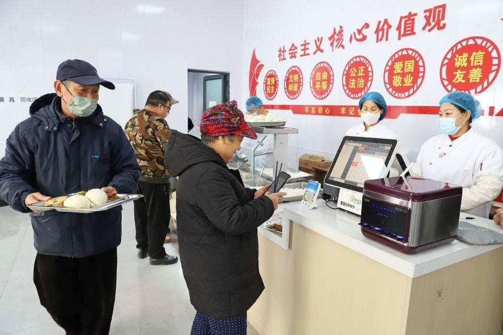 △2024年2月1日，市民在河北涿州市雙塔街道永濟(jì)秀園小區(qū)便民食堂內(nèi)購買午餐。