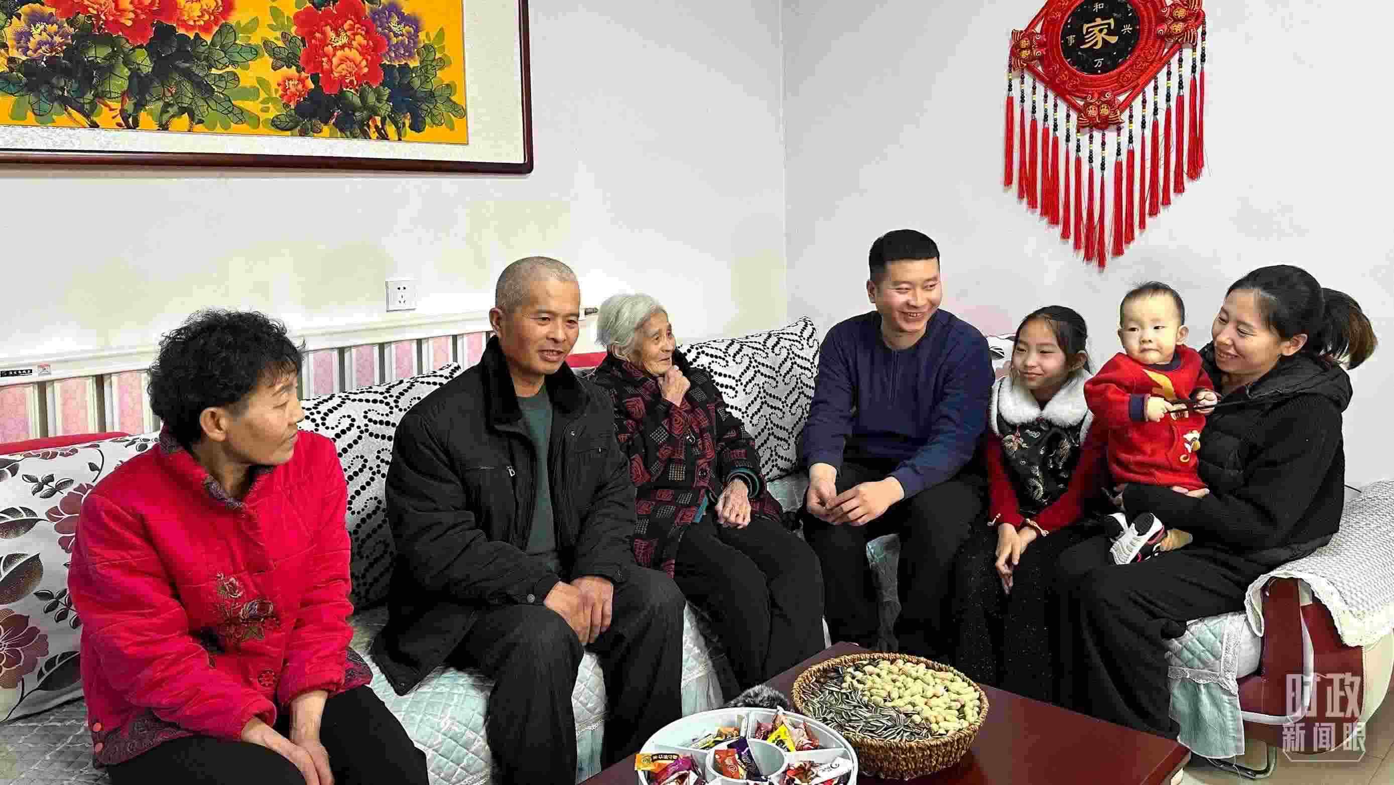 △第六埠村村民杜洪剛一家。（總臺央視記者趙化拍攝）