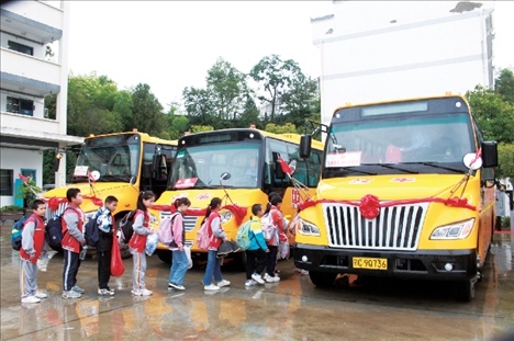 △2023年9月28日，湖北竹山縣校園直通車全域開通后，學(xué)生在有序排隊(duì)乘車。第二批主題教育開展后，竹山縣將實(shí)施農(nóng)村道路暢通工程作為為民辦實(shí)事的重要內(nèi)容。