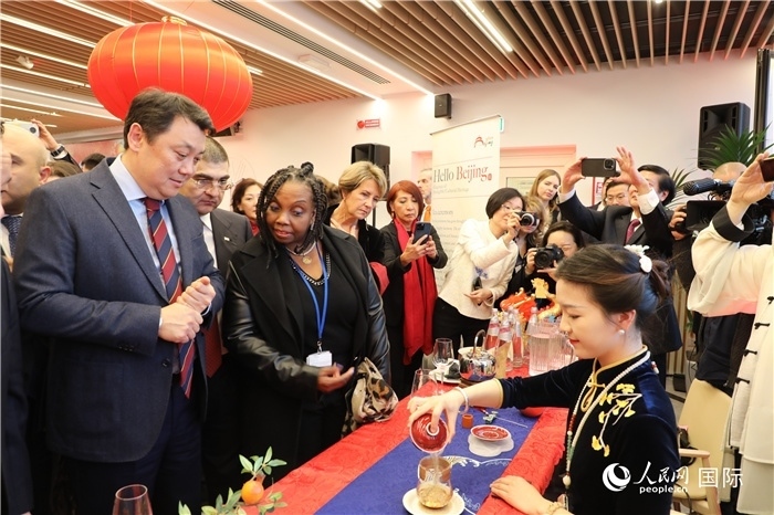 到訪嘉賓欣賞中國茶藝并品茶。 