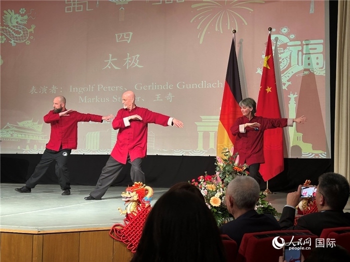 太極，表演者：Ingolf Peters、Gerlinde Gundlach、Markus Stüber