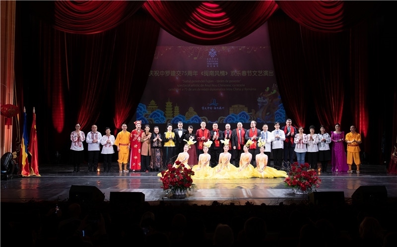 圖為韓大使、羅政府高官與泉州藝術團演員合影。中國駐羅大使館文化處供圖。