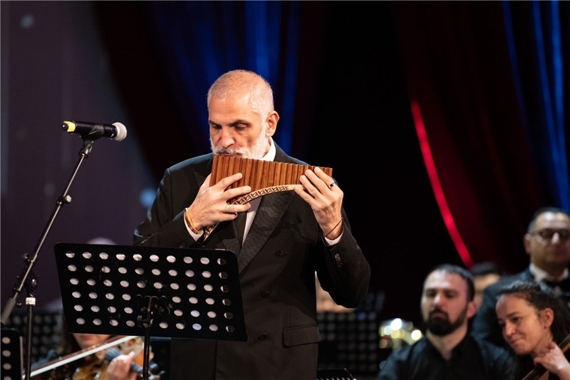 圖為著名排簫大師達米安·德拉吉奇在領銜演奏中國經典曲目。 中國駐羅大使館文化處供圖。