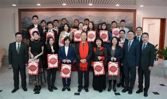 中國(guó)駐瑞典大使館崔愛民與留學(xué)生代表和華校負(fù)責(zé)人合影。 中國(guó)駐瑞典大使館供圖