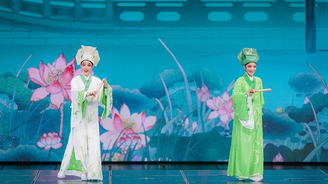 青年越劇演員陳麗君、李云霄彩排現(xiàn)場。主辦方供圖