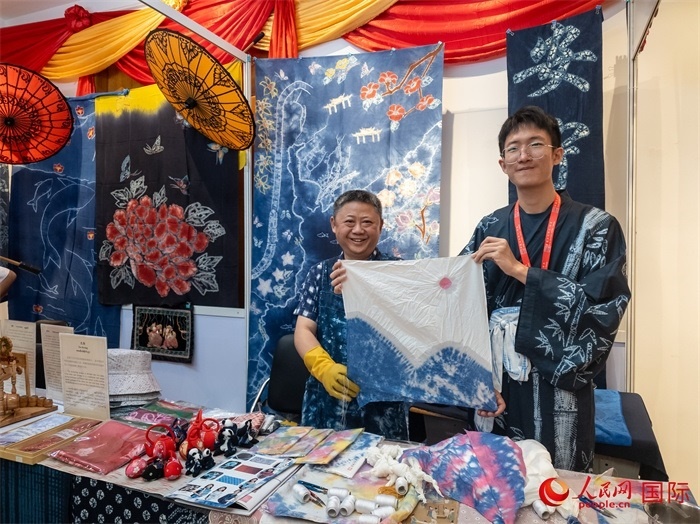 活動(dòng)現(xiàn)場(chǎng)的扎染展示。人民網(wǎng)記者 謝佳君攝