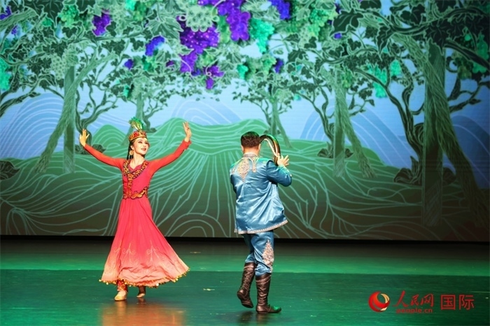 2日在阿聯(lián)酋迪拜舉行的大型音舞詩(shī)畫《新疆是個(gè)好地方》文藝演出。人民網(wǎng)記者 任皓宇攝