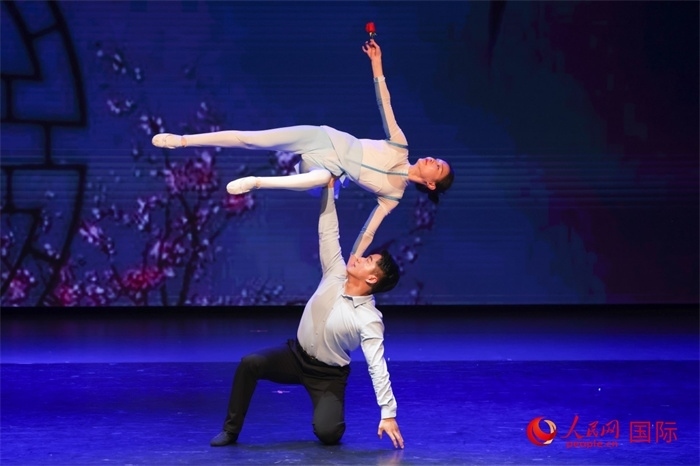 2日在阿聯(lián)酋迪拜舉行的大型音舞詩(shī)畫《新疆是個(gè)好地方》文藝演出。人民網(wǎng)記者 任皓宇攝