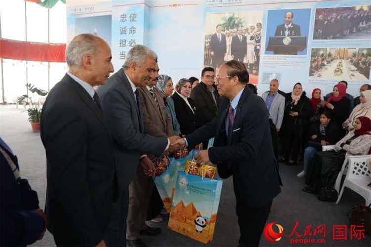 中國(guó)駐埃及使館教科處盧春生公參為埃及師生發(fā)放新年禮包。人民網(wǎng)記者 黃培昭攝