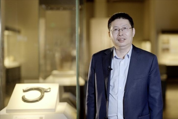 中國(guó)國(guó)家博物館副館長(zhǎng)張偉明介紹館藏C形玉龍。
