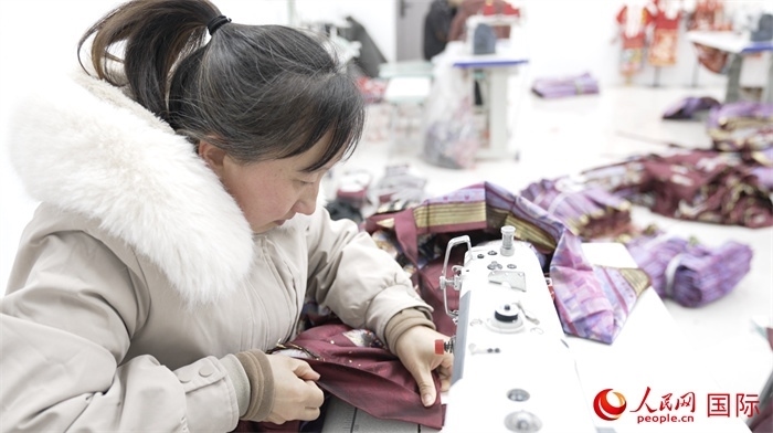 1月24日，在山東省菏澤市曹縣大集鎮(zhèn)云牧服飾有限公司，高燕正在縫制馬面裙。 人民網(wǎng)記者 袁蒙攝