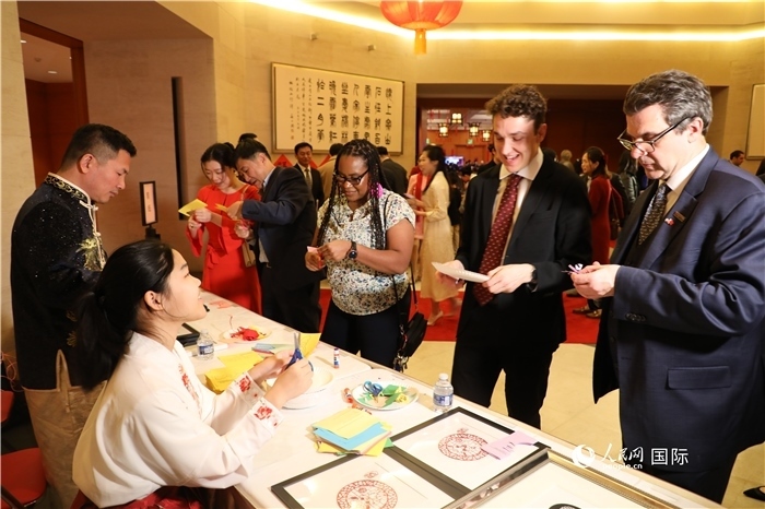 圖為美國民眾體驗(yàn)中國春節(jié)民俗。人民網(wǎng)記者 李志偉攝