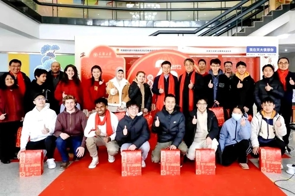 天津大學(xué)同學(xué)們收到新春大禮包。校方供圖
