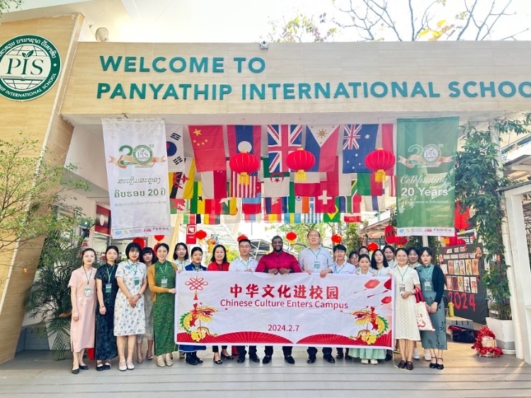 駐老撾使館政治處主任杜長青與白云碧國際學(xué)校校方、參會志愿者教師合影?；顒又鬓k方供圖