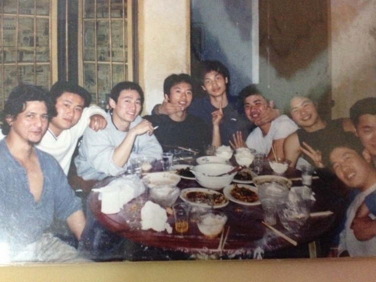 2007 年，卡洛斯·卡斯蒂略（左一）和他的中國朋友在武漢慶祝春節(jié)。圖片由受訪者提供