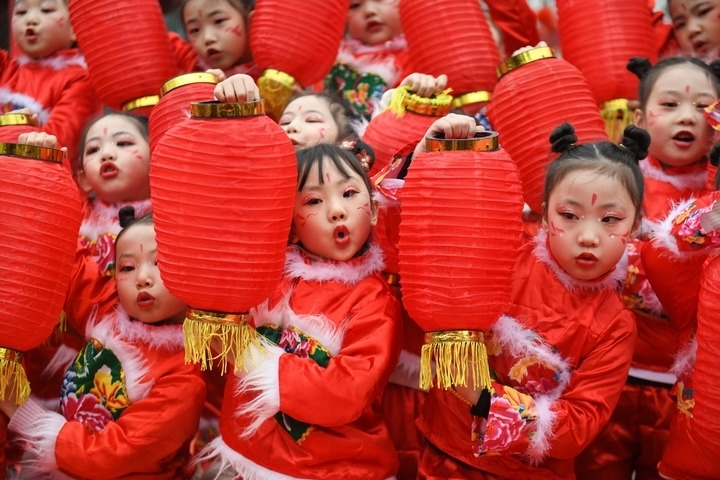 1月18日，四川省閬中市閬中古城，民間藝人和文藝工作者在表演節(jié)目歡度臘八節(jié)，喜迎農(nóng)歷新年。這是參演的小朋友在表演。新華社發(fā)（王玉貴 攝）