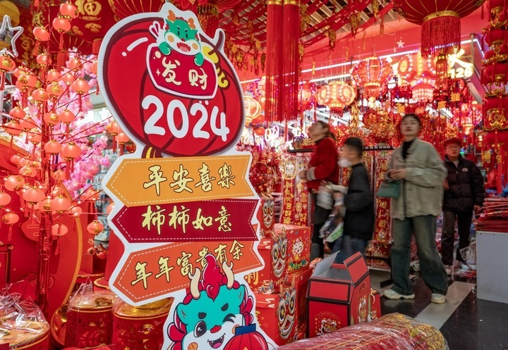 1月11日，顧客在昆明新螺螄灣國際商貿(mào)城選購節(jié)日飾品。新華社記者 陳欣波 攝